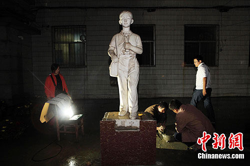 赖宁雕像迁回原址 赖宁雕像迁回原址