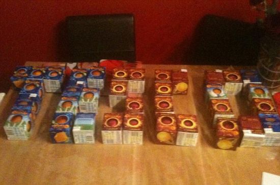 一位顾客用巧克力摆出了”TESCO“(乐购)的字眼以感谢乐购超市的“慷慨”。 一位顾客用巧克力摆出了”TESCO“(乐购)的字眼以感谢乐购超市的“慷慨”。