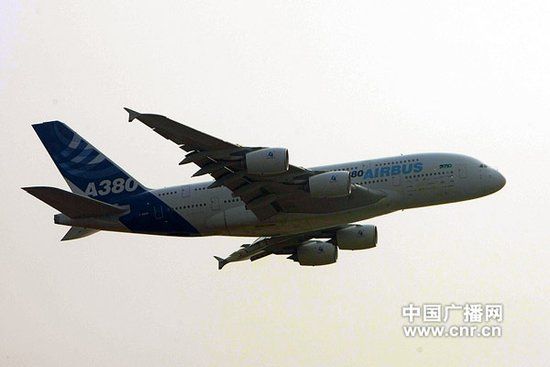 拥有巨型机身的A380在航展上空展示(中广网记者邱翔摄)