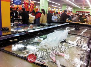 沃尔玛北城天街店,不少带鱼被顾客遗弃在冰柜上。 沃尔玛北城天街店,不少带鱼被顾客遗弃在冰柜上。