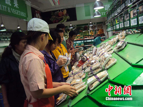 市民在超市购买蔬菜。张茜翼 摄 市民在超市购买蔬菜。张茜翼 摄