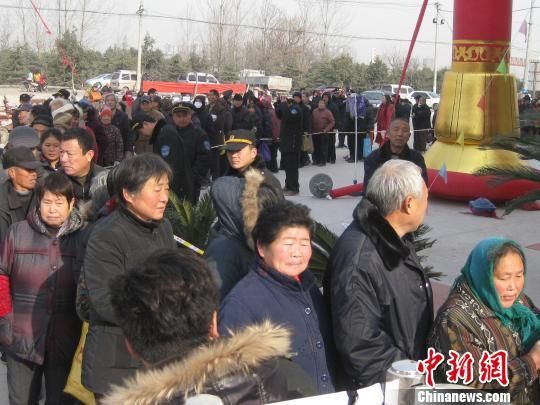 郑州免费发放蔬菜数万人排队1公里领取(图)