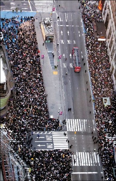 ▲15日,“占领华尔街”抗议者聚集在美国纽约时报广场。新华社发 ▲15日,“占领华尔街”抗议者聚集在美国纽约时报广场。新华社发