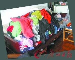 阿辉家堆积成山的外贸成衣样品。