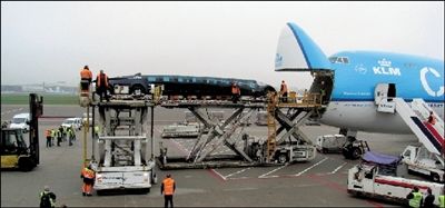 超级公交车运抵阿布扎比机场。 超级公交车运抵阿布扎比机场。