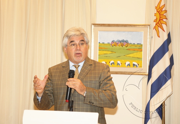 2 乌拉圭牧农渔业部长塔瓦雷·阿盖雷向中外媒体介绍乌中两国近期的合作成果和达成的协议_副本.jpg