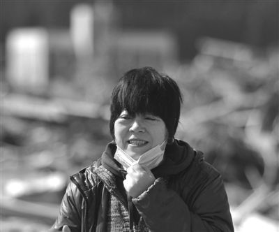 2008年洋子在汶川地震现场。 本报记者 陈杰 摄 资料图片 2008年洋子在汶川地震现场。 本报记者 陈杰 摄 资料图片