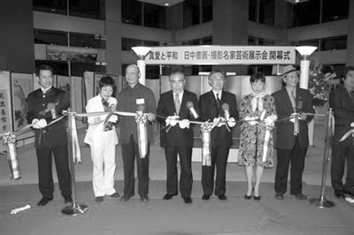 大久保洋子(左二)主办“真爱与和平”中日友好书画交流展。 大久保洋子(左二)主办“真爱与和平”中日友好书画交流展。