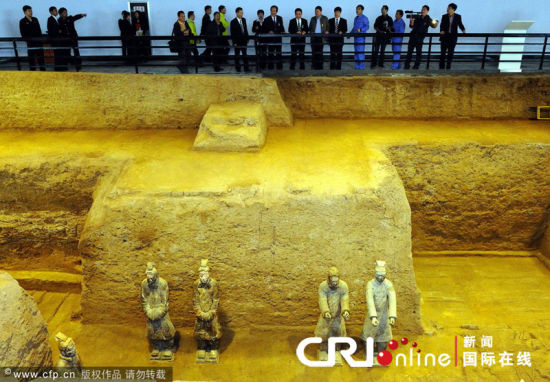 2011年9月30日,西安,秦始皇陵9901、0006陪葬坑陈列厅试开放运行。图片来源:cfp 2011年9月30日,西安,秦始皇陵9901、0006陪葬坑陈列厅试开放运行。图片来源:cfp