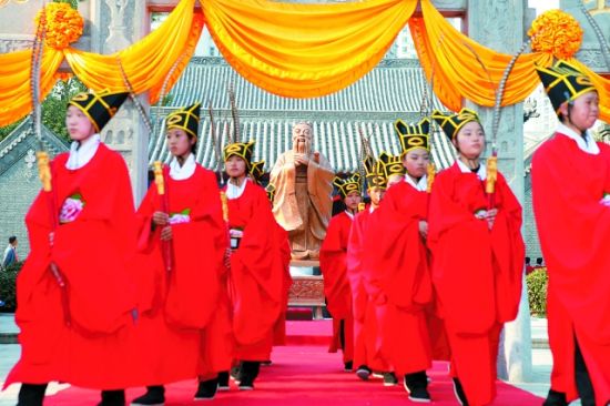 祭孔仪式结束后,乐舞生在孔子像两侧列队离开 本组图片 本报记者 孙晶磊 摄 祭孔仪式结束后,乐舞生在孔子像两侧列队离开 本组图片 本报记者 孙晶磊 摄