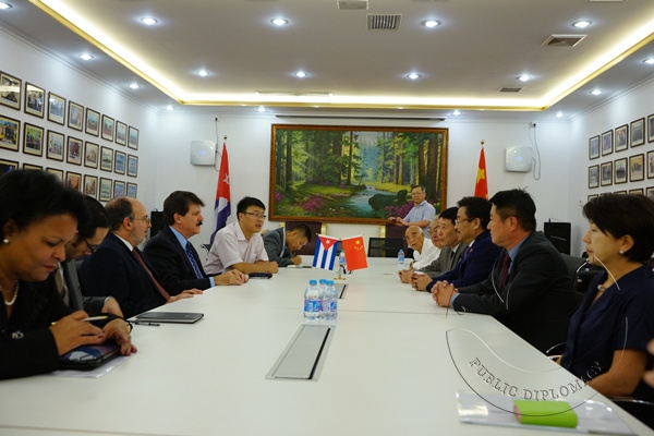 6 双方就即将开展的一系列文化交流活动进行沟通_副本.jpg