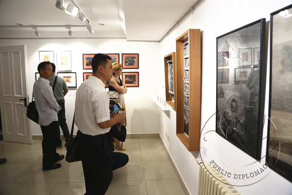 3 观众观看展览作品_副本.jpg