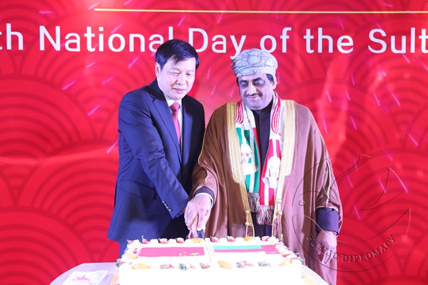 5 中国外交部部长助理钱洪山与阿曼苏丹国驻华大使阿卜杜拉·萨阿迪共同切庆祝蛋糕_副本.jpg