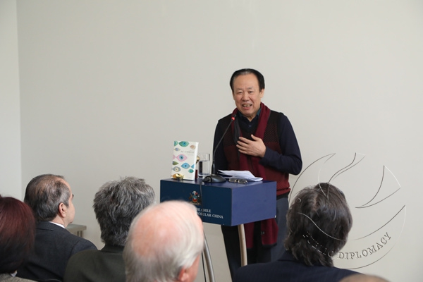 3 诗集译者赵振江向来宾介绍图书概况_副本.jpg